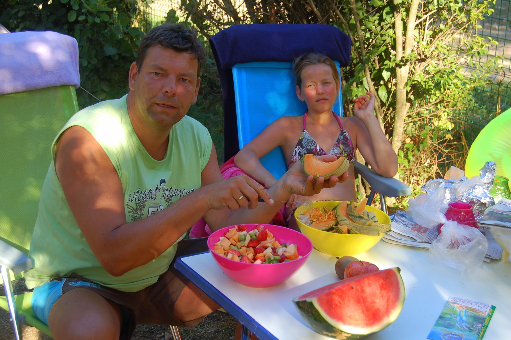 Bij thuiskomst hadden we geen zin meer om te koken,dus bestelden we lekker pizza op de camping met natuurlijk fruit na……