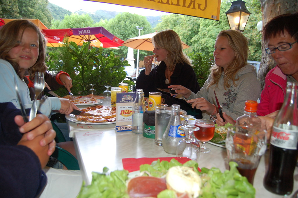 ‘savonds zijn we met z’n allen ergens lekker wezen eten,pizza met een lekkere salade,we hebben een heerlijke vakantie gehad op camping Le Ventadour in de Ardeche voor een ieder een aanrader.