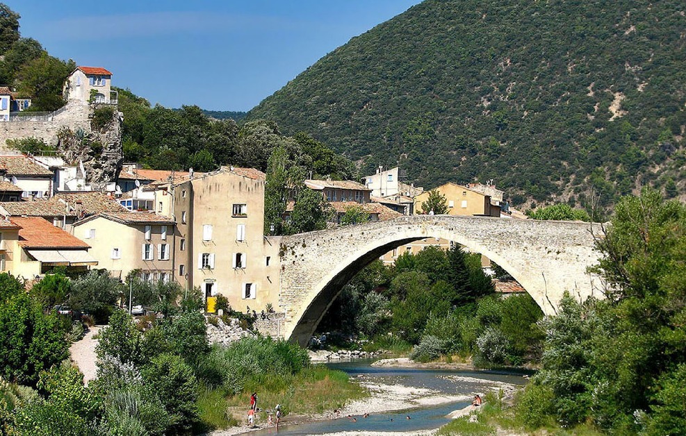 Un petit souvenir de la Drôme provençale avec la charmante ville de Nyons. Le séjour y fut très agréable.